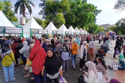 Ratusan Warga Ngawi Antre Sembako Murah Di Tengah Naiknya Harga Kebutuhan Pokok Saat Ramadan