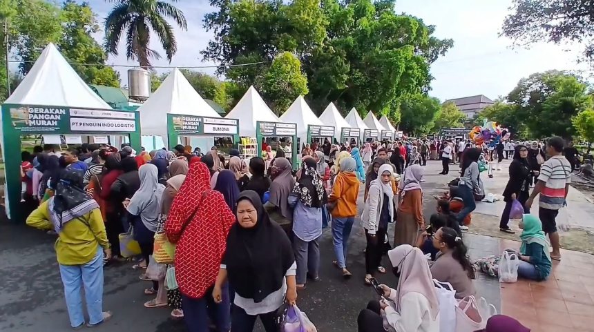 Ratusan Warga Ngawi Antre Sembako Murah Di Tengah Naiknya Harga Kebutuhan Pokok Saat Ramadan