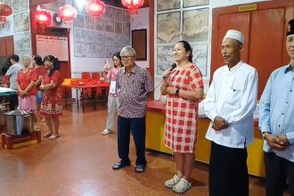 Pupuk Toleransi Beragama, Umat Konghucu di Bojonegoro Sediakan Buka Puasa untuk Musafir