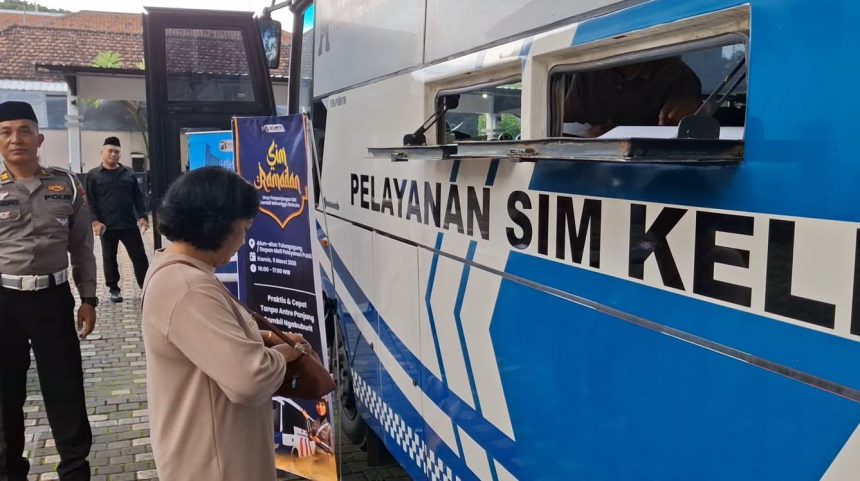 SIM Ramadan Polres Tulungagung, Layani Perpanjangan SIM Sambil Berbagi Takjil