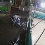 Komplotan Maling Gasak Motor Jemaah Masjid dalam Hitungan Detik