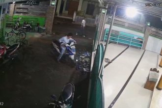 Komplotan Maling Gasak Motor Jemaah Masjid dalam Hitungan Detik
