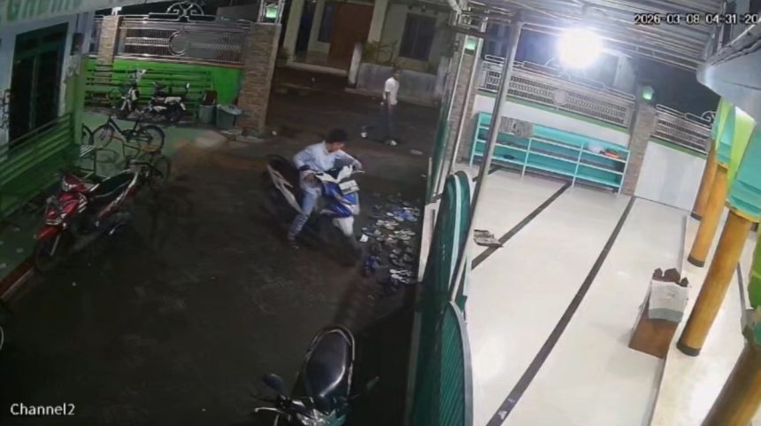 Komplotan Maling Gasak Motor Jemaah Masjid dalam Hitungan Detik