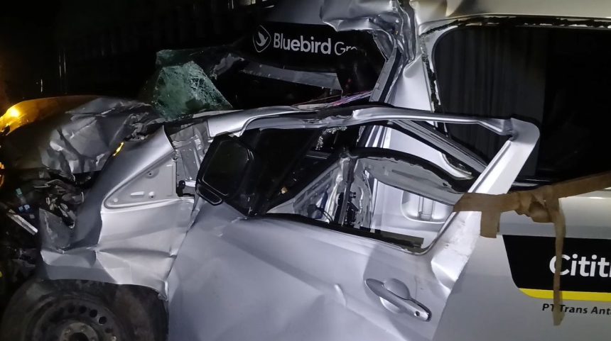 Mobil Travel Tabrak Truk di Tol Ngawi–Solo, 1 Tewas dan 4 Luka-Luk