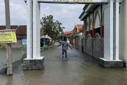 Sejumlah Desa di Lamongan Masih Dikepung Banjir, Warga Terancam Rayakan Lebaran di Tengah Genangan