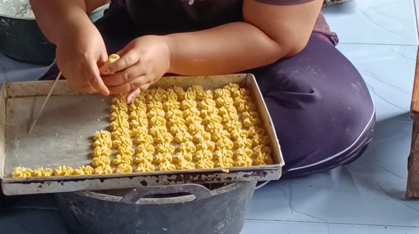 Omzet Menurun, Produsen Kue Jadul di Blitar Bertahan di Tengah Gempuran Jajanan Kekinian