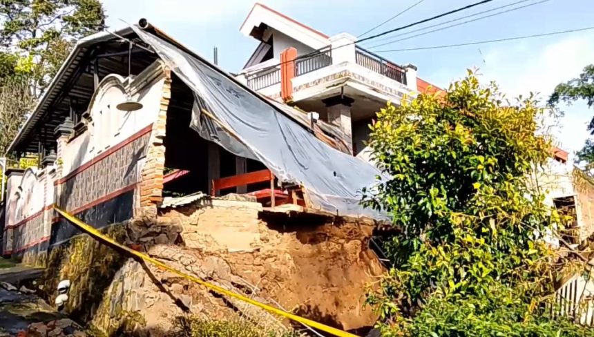 Longsor Rusak Dua Rumah di Magetan, Satu Warga Luka Tertimpa Bangunan