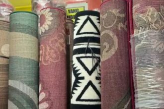Jelang Lebaran, Penjualan Karpet di Lamongan Melonjak Tiga Kali Lipat