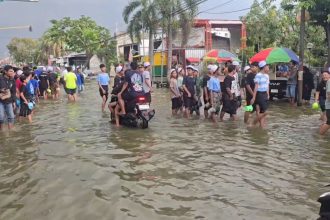 Ratusan Santri Demo Blokade Jalan Banjir, Protes Penanganan Banjir di Lamongan