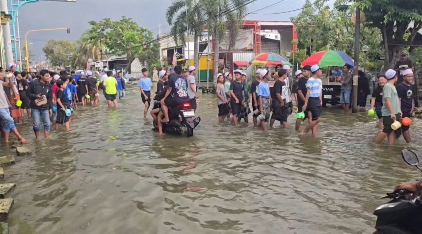 Ratusan Santri Demo Blokade Jalan Banjir, Protes Penanganan Banjir di Lamongan