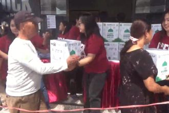 Ribuan Warga Antre Dapatkan Bingkisan Lebaran dari GBI Rock Tulungagung