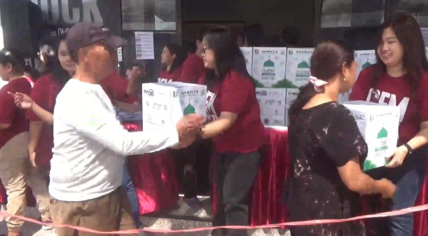 Ribuan Warga Antre Dapatkan Bingkisan Lebaran dari GBI Rock Tulungagung