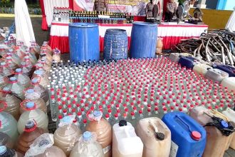 Jelang Lebaran, Polres Lamongan Musnahkan Ribuan Liter Miras dan Ratusan Knalpot Brong