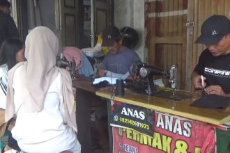 Lebaran di Ambang Pintu, Senyum Penjahit Kaki Lima Mengembang, Orderan Permak Baju Meningkat