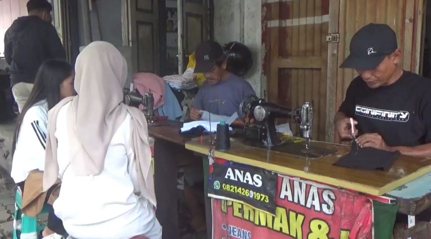 Lebaran di Ambang Pintu, Senyum Penjahit Kaki Lima Mengembang, Orderan Permak Baju Meningkat