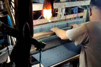 Perajin Tenun Ikat dan Songket di Lamongan Kebanjiran Pesanan Jelang Lebaran