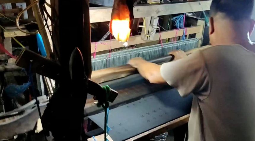 Perajin Tenun Ikat dan Songket di Lamongan Kebanjiran Pesanan Jelang Lebaran