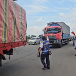 Urai Kemacetan Arus Balik, Truk Logistik Dipaksa Keluar Tol Surabaya–Gempol