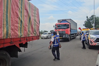 Urai Kemacetan Arus Balik, Truk Logistik Dipaksa Keluar Tol Surabaya–Gempol