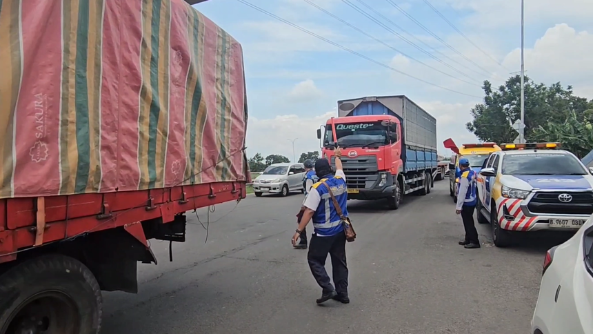 Urai Kemacetan Arus Balik, Truk Logistik Dipaksa Keluar Tol Surabaya–Gempol