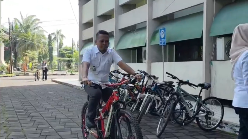 Hemat Energi Imbas Konflik Timur Tengah, Pemkab Bangkalan Wajibkan ASN Gunakan Sepeda Ontel di Hari Tertentu