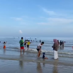 Dus-Dusan, Tradisi Mandi Laut Warga Tuban Rayakan Lebaran Ketupat