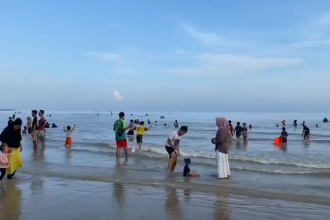 Dus-Dusan, Tradisi Mandi Laut Warga Tuban Rayakan Lebaran Ketupat