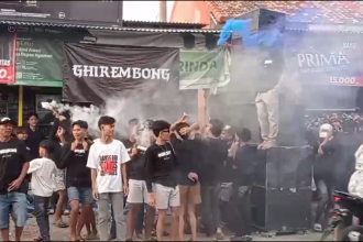 Arus Balik Tersendat Akibat Tradisi Per-Peran, Warga Joget di Jalan Utama Madura–Surabaya