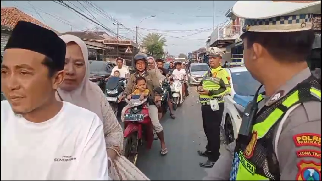 Arus Balik Tersendat Akibat Tradisi Per-Peran, Warga Joget di Jalan Utama Madura–Surabaya