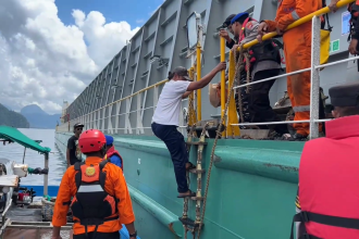 Perahu Pecah, Nelayan Situbondo Diselamatkan Kapal Batubara