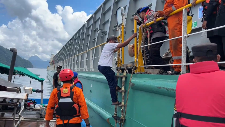 Perahu Pecah, Nelayan Situbondo Diselamatkan Kapal Batubara