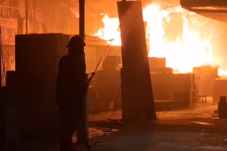 Kebakaran Gudang Kayu di Permukiman Padat Sidoarjo