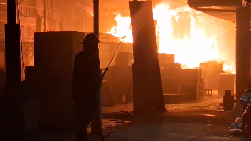 Kebakaran Gudang Kayu di Permukiman Padat Sidoarjo