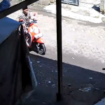Aksi Dua Pria Bersarung Curi Motor Ketua RT di Pasuruan Terekam CCTV