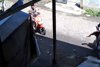 Aksi Dua Pria Bersarung Curi Motor Ketua RT di Pasuruan Terekam CCTV