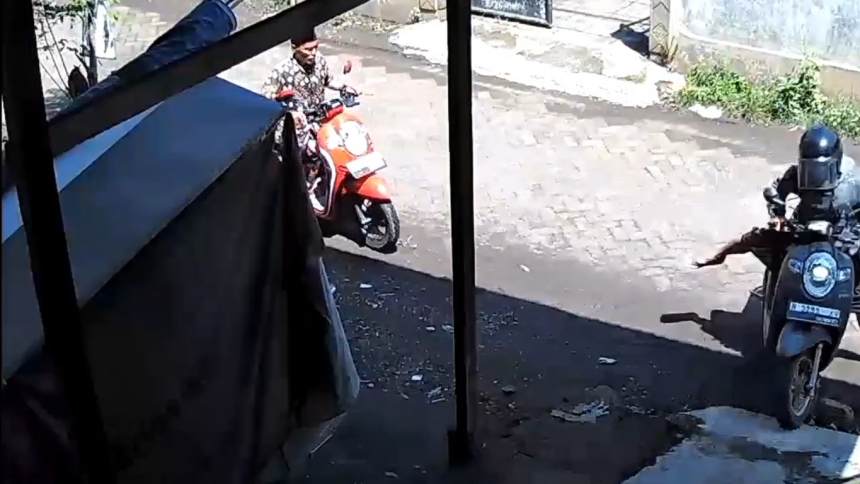 Aksi Dua Pria Bersarung Curi Motor Ketua RT di Pasuruan Terekam CCTV