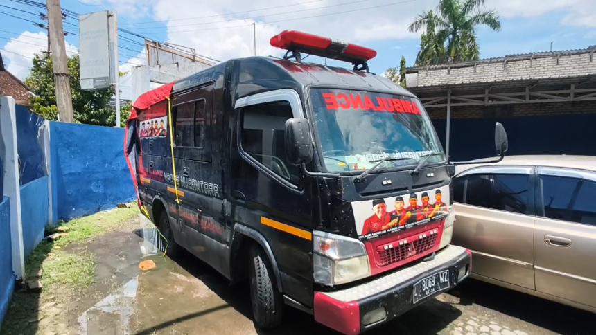 Tergelincir Saat Hujan, Ambulans Tabrak Pengendara Motor hingga Tewas di Bangkalan