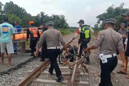 Nekat Terobos Perlintasan Tertutup, Lansia Tewas Tertabrak KA di Blitar