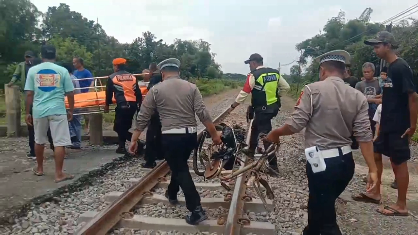 Nekat Terobos Perlintasan Tertutup, Lansia Tewas Tertabrak KA di Blitar