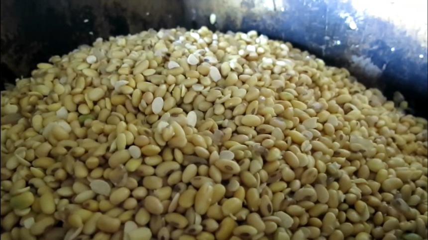 Harga Kedelai Impor Meroket, Perajin Tahu-Tempe di Sidoarjo Mulai Menjerit
