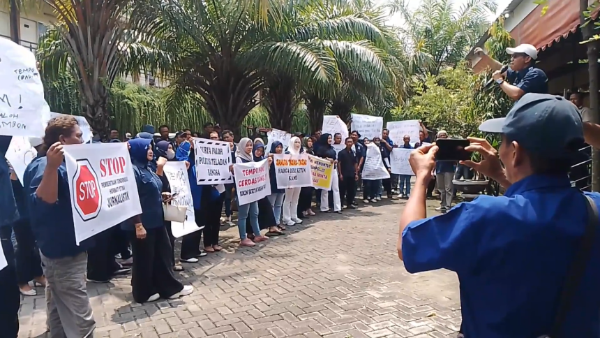 Ratusan Massa Partai NasDem Bojonegoro Gelar Aksi Damai Tuntut Media Profesional
