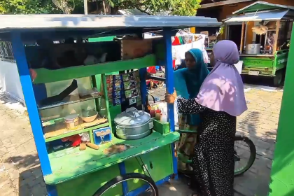 Tekun Menabung 50 Tahun, Ibu dan Anak Penjual Cilok Asal Pasuruan Berangkat Haji