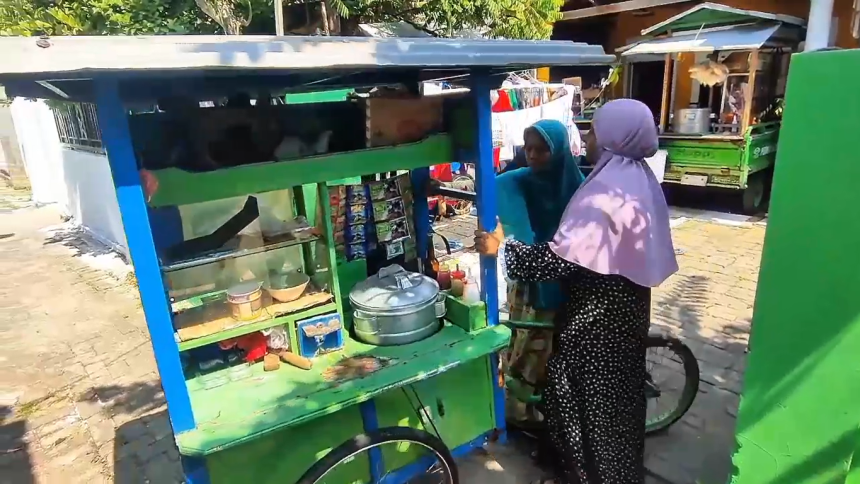 Tekun Menabung 50 Tahun, Ibu dan Anak Penjual Cilok Asal Pasuruan Berangkat Haji