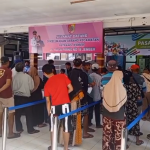 Ratusan Warga Serbu Operasi Pasar Murah di Jember