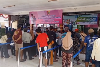 Ratusan Warga Serbu Operasi Pasar Murah di Jember