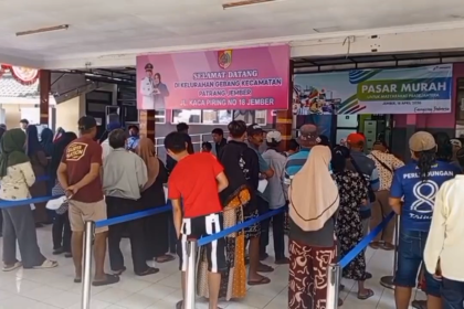 Ratusan Warga Serbu Operasi Pasar Murah di Jember