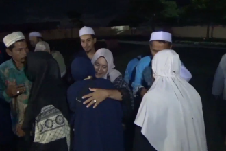 Pemberangkatan Jemaah Haji Pasuruan Diwarnai Haru, Wali Kota Ingatkan Jaga Kesehatan