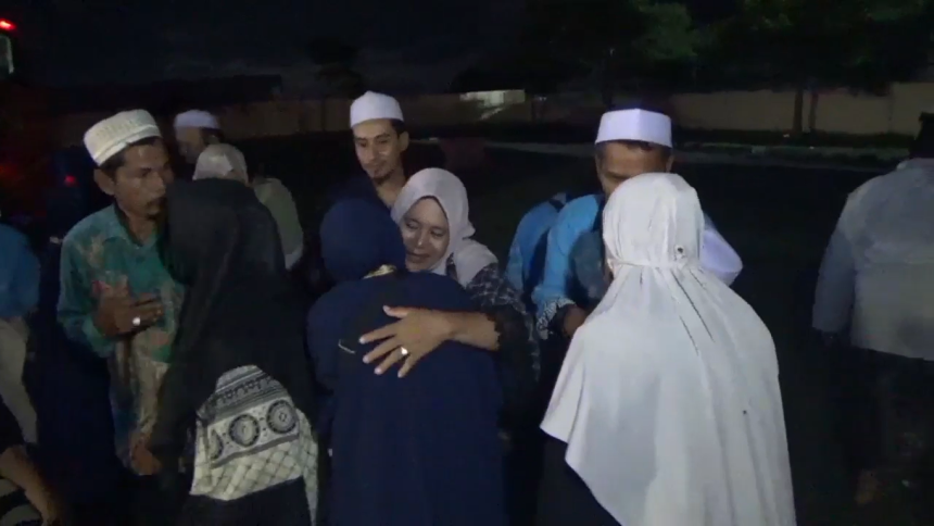 Pemberangkatan Jemaah Haji Pasuruan Diwarnai Haru, Wali Kota Ingatkan Jaga Kesehatan