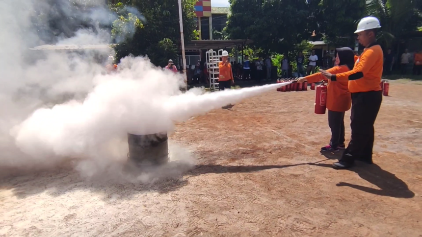 Warga Sidoarjo Ikuti Pelatihan Pemadaman Kebakaran Jelang Musim Kemarau