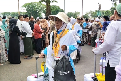 Isak Haru Iringi Keberangkatan 376 Jemaah Haji Tuban Kloter 26